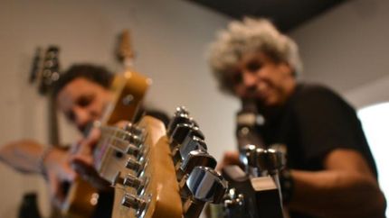 Hermanos y rock.