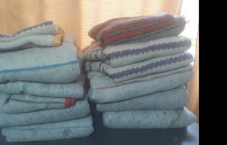 Tienen 11 frazadas que van a entregar esta tarde.