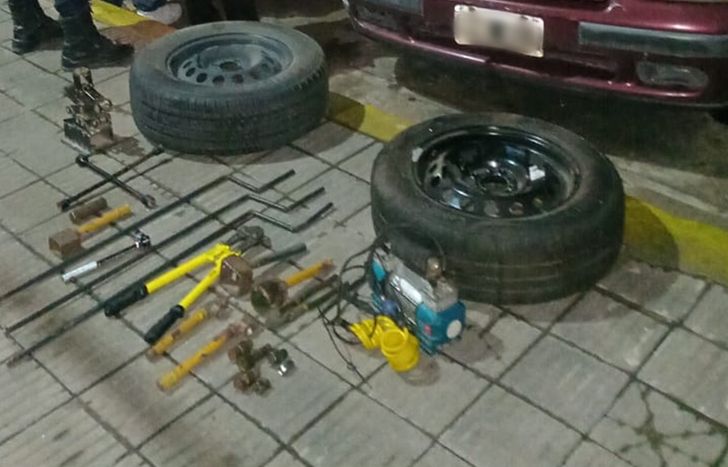 Ruedas y herramientas incautadas a los delincuentes.