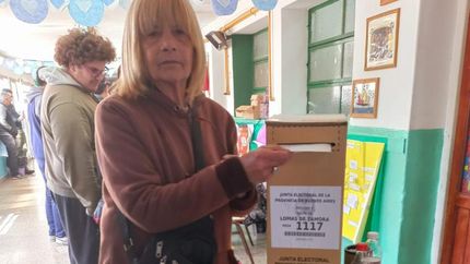 Stella de 69 años tras dejar su voto en la urna.