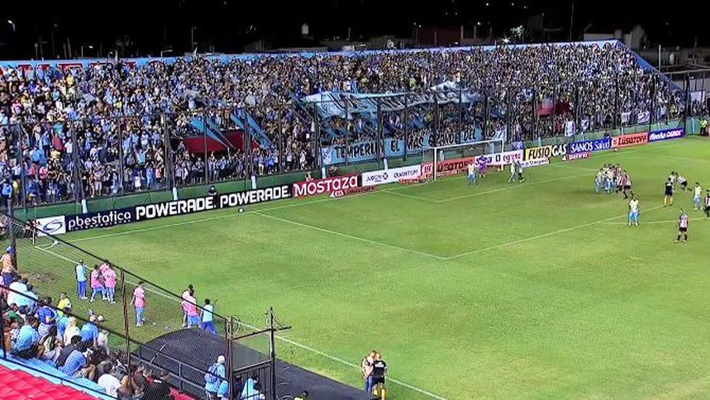 La hinchada de Temperley copando Sarandí. La hinchada de Temperley copando Sarandí.