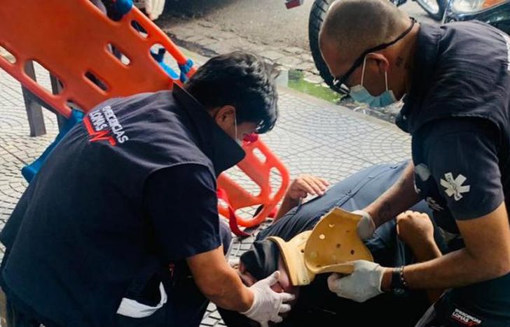 El procedimiento del personal de emergencias.