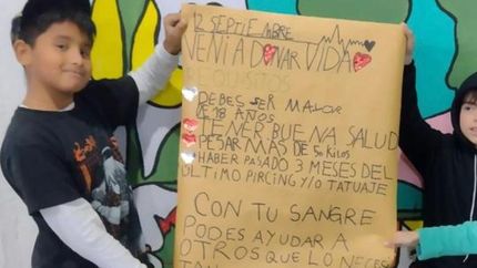 Los chicos trabajan en la creación de carteles para difundir la campaña. Los chicos trabajan en la creación de carteles para difundir la campaña.