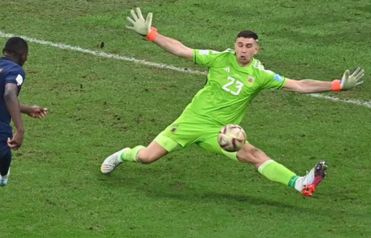 Dibu Martínez fue otra vez figura en la Selección Argentina.