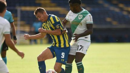 Ruben y Cuero, dos delanteros en procura del balón.