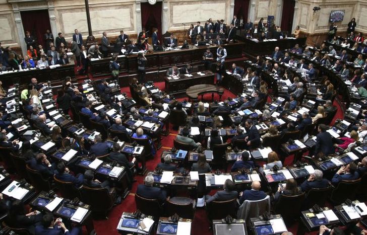 Diputados debate la Ley Bases de Javier Milei en una sesión maratónica.