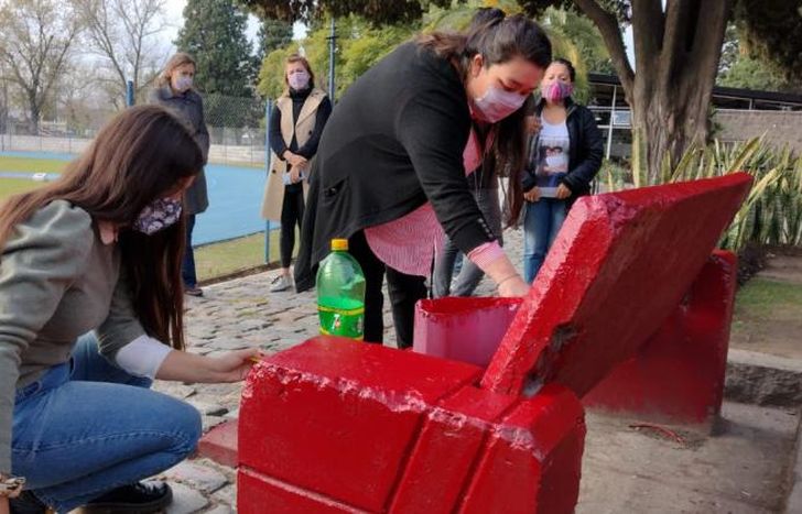 El banco está ubicado en el parque Eva Perón.