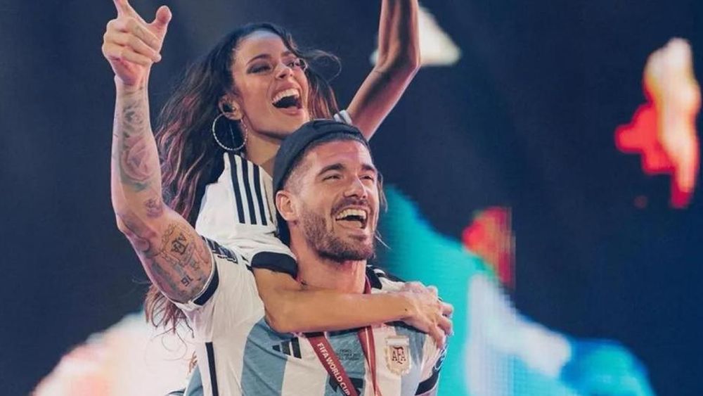 Tini y Rodrigo de Paul, en pleno festejo.
