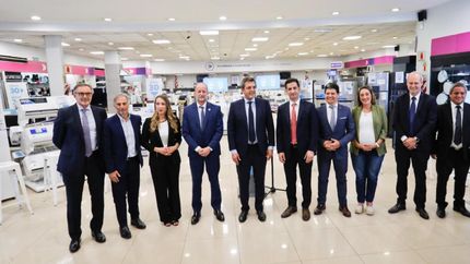 Acto de lanzamiento en el Frávega del centro de Lomas.