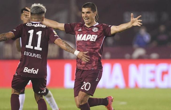 Malcorra celebra con Esquivel luego de poner el 2-1.