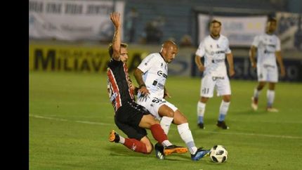 Hubo mucha lucha en el medio y el partido fue friccionado.