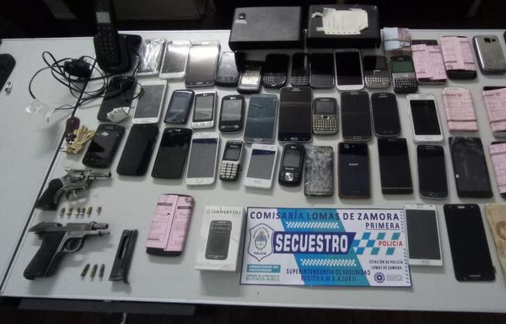 Les secuestraron 44 celulares.
