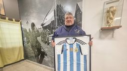 Los Veteranos de Lomas tienen una camiseta firmada por Rodrigo De Paul.