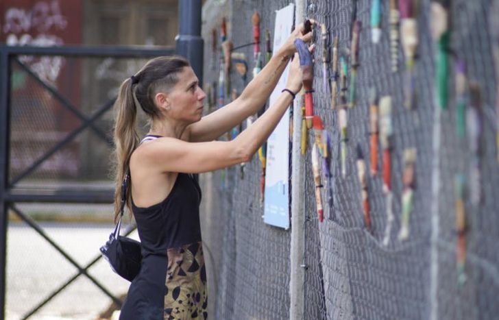 La artista Flore Menéndez estuvo a la cabeza de la jornada de arte y concientización.