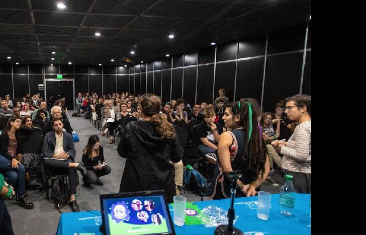Hubo un encuentro en la Feria del Libro con docentes, profesionales de la salud, padres y madres.