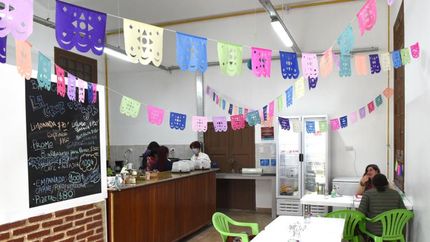 El bar se encuentra dentro del Hospital Esteves.