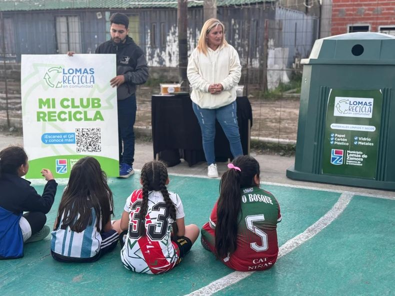 En los clubes entregan cestos, tachos y campanas de reciclaje.