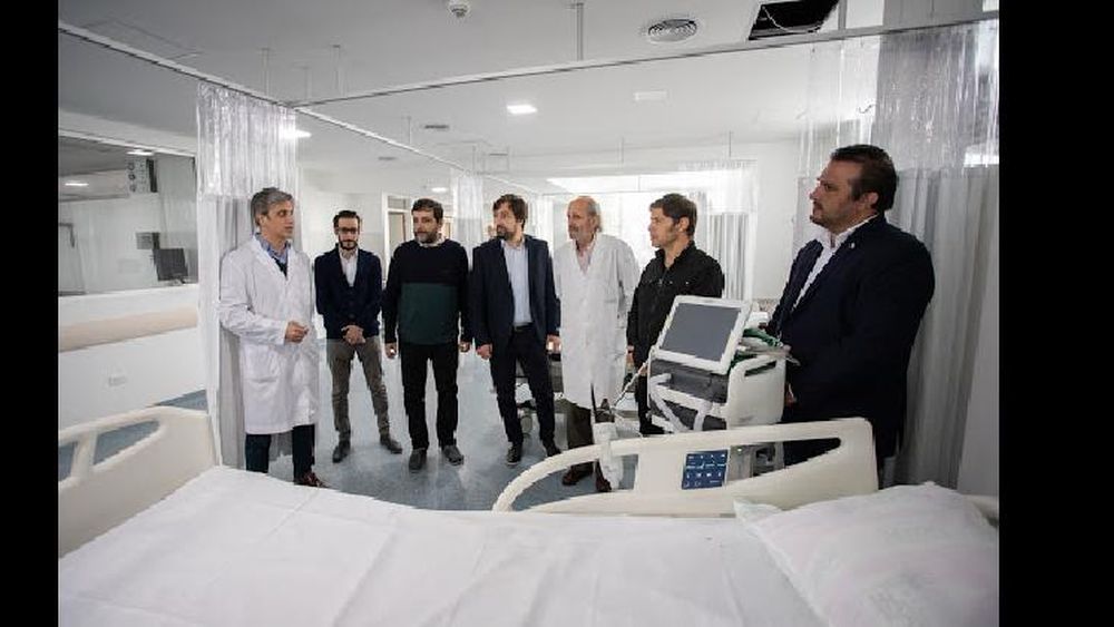 Axel Kicillof, durante su visitar al hospital donde hubo 15 contagiados.