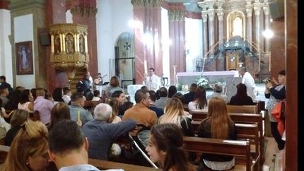 Los vecinos van pasando por tandas y primero reciben una charla de catequesis.