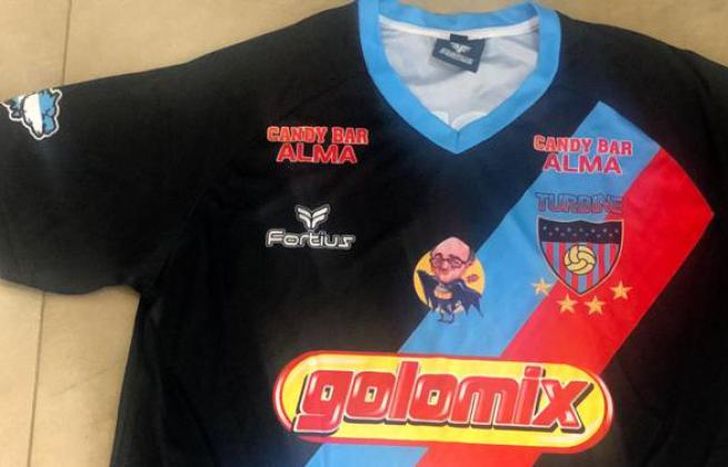 La caricatura de Martín Ruíz en la camiseta de Turbine. Un merecido homenaje.