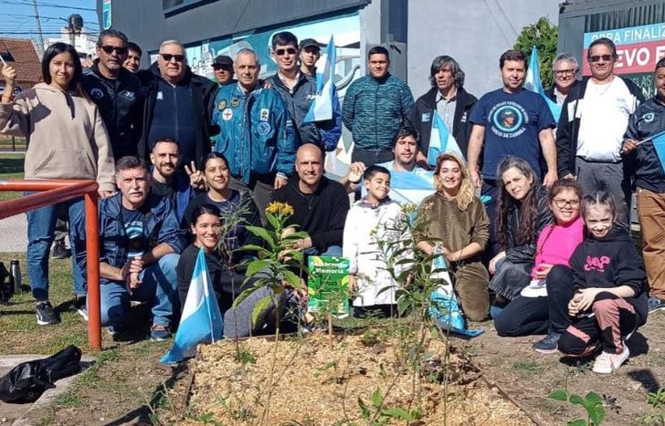 Sembraron árboles, plantas nativas y crearon nuevos canteros.