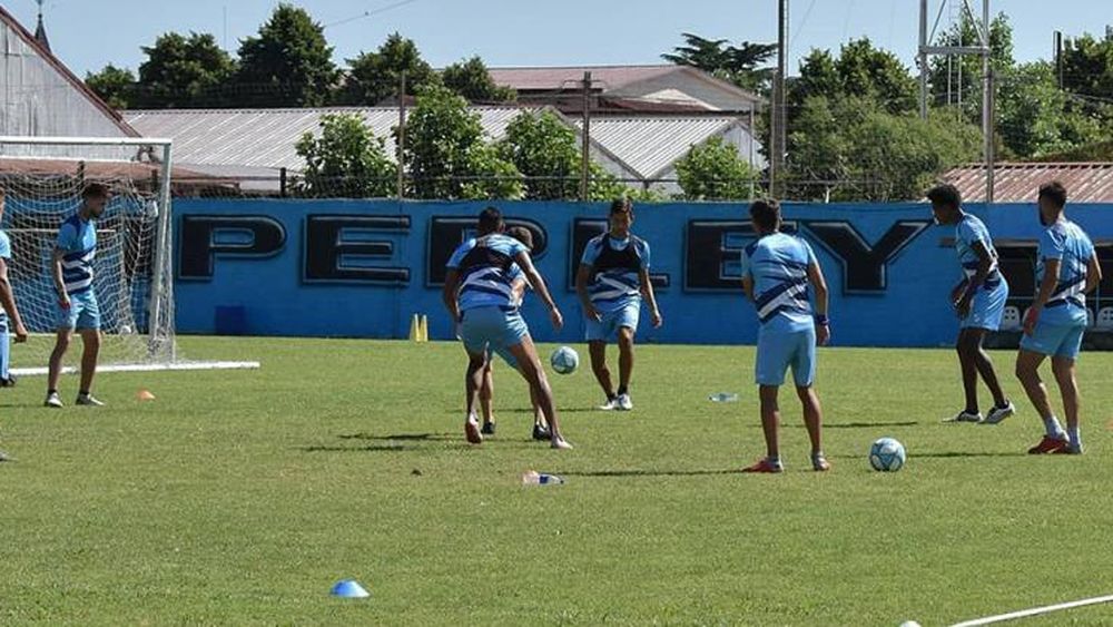 El plantel de Temperley se entrena pensado en el Gallito.
