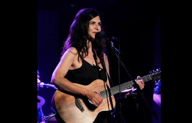 “Antes de cada tema, cuento cómo fue escrito”, remarca.