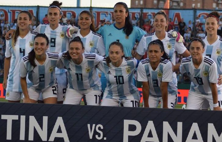 El equipo argentino goleó a Panamá 4-0 y dio un paso clave para llegar al Mundial de Francia.