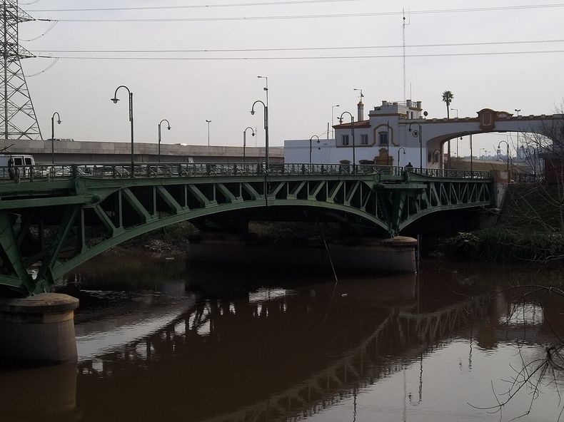 La estética expresa lo antiguo de la obra: ese puente fue inaugurado en 1944. 