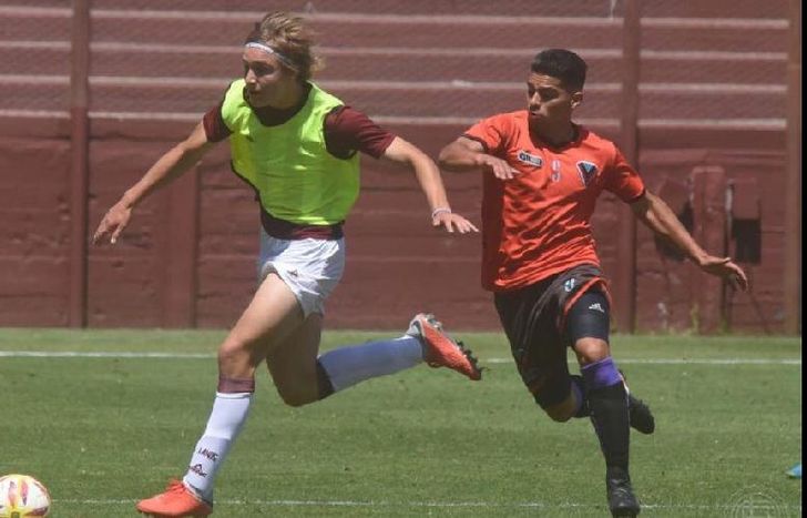Pedro De La Vega supera a su rival. El juvenil jugó el segundo partido. (Prensa Lanús)