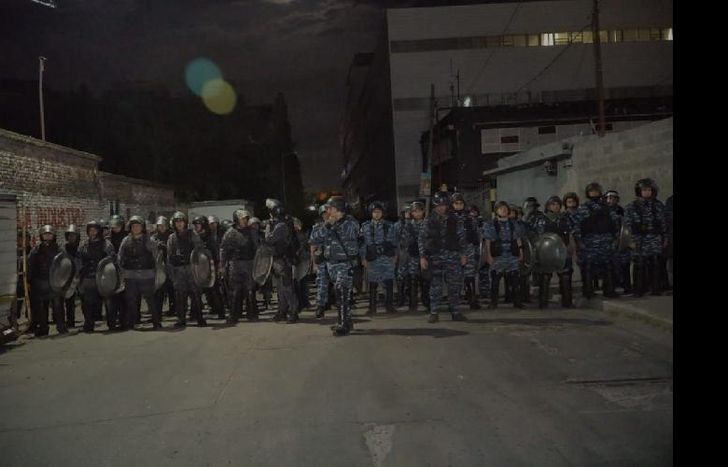 La Policía Bonaerense avanzó contra los trabajadores y familias durante la noche del viernes.