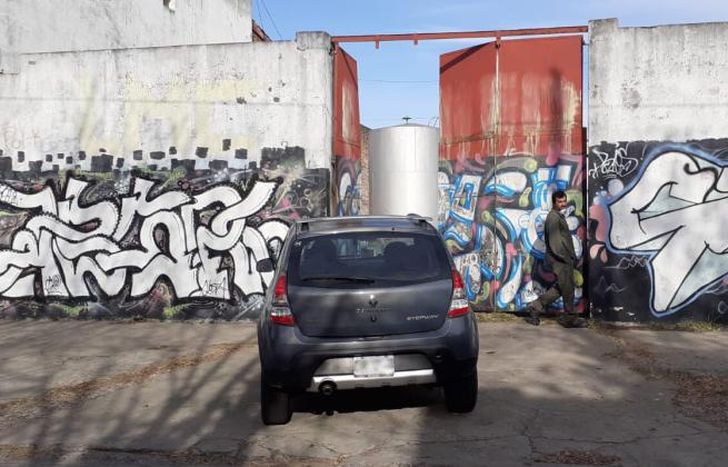 Estacionaron el vehículo justo en la entrada de la fábrica lomense.