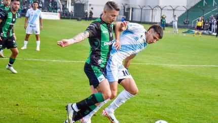 Mavilla intenta dominar la pelota. Mavilla intenta dominar la pelota.