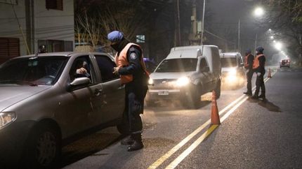 Infectólogo asegura que no alcanza con la restricción nocturna.