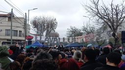 En medio de la marea de gente y banderas, se ve un trapo gigante de Llavallol En medio de la marea de gente y banderas, se ve un trapo gigante de Llavallol