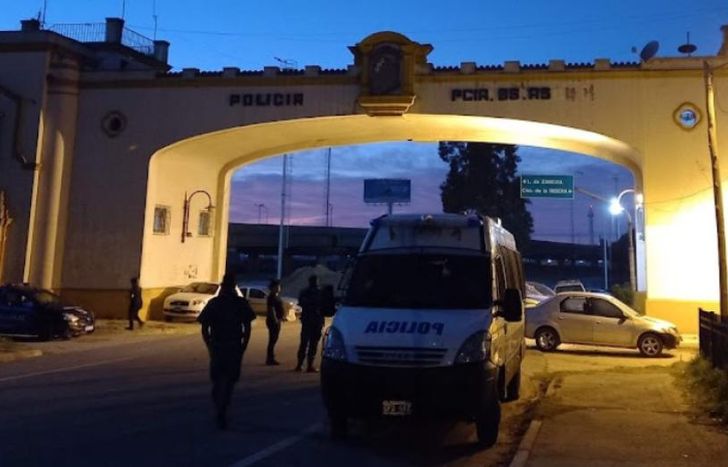 Efectivos de la Comisaría 10ª de Ingeniero Budge investigan el caso.