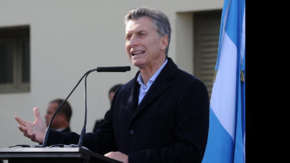 Buenos Aires. El presidente Mauricio Macri, acompañado por la Gobernadora bonaerense, María Eugenia Vidal, arribó esta mañana a la Escuela N° 4 Ricardo Gutiérrez de la localidad rural de Azcuénaga, ubicada a once kilómetros de San Andrés de Giles, donde anunció el Plan Federal de Internet que extenderá la red federal de fibra óptica hasta 1.200 localidades del interior del país. Foto: Analía Garelli