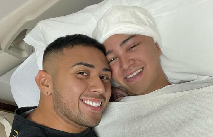 Lautaro, sonriente, junto a su hermano Alan.