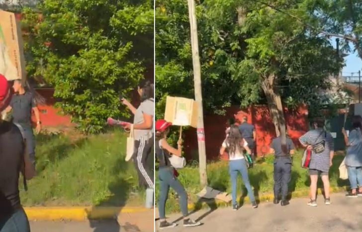 Manifestantes en frente de la vivienda del acusado.