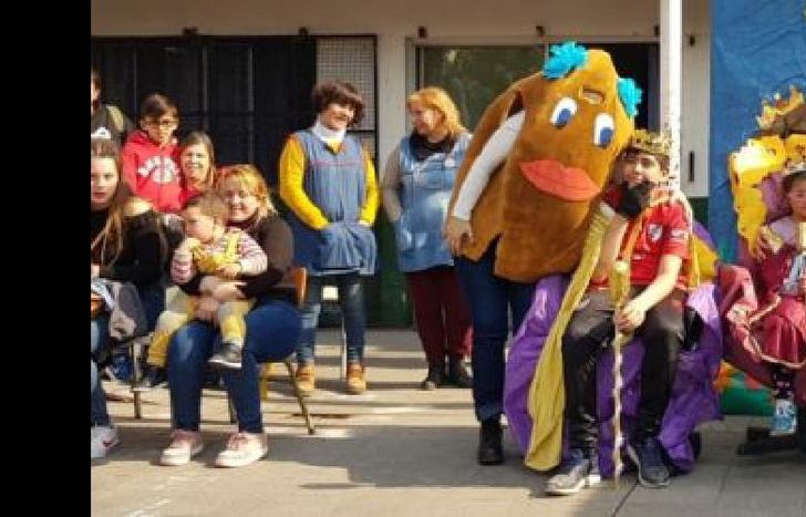 como siempre se eligió al rey y la reina.