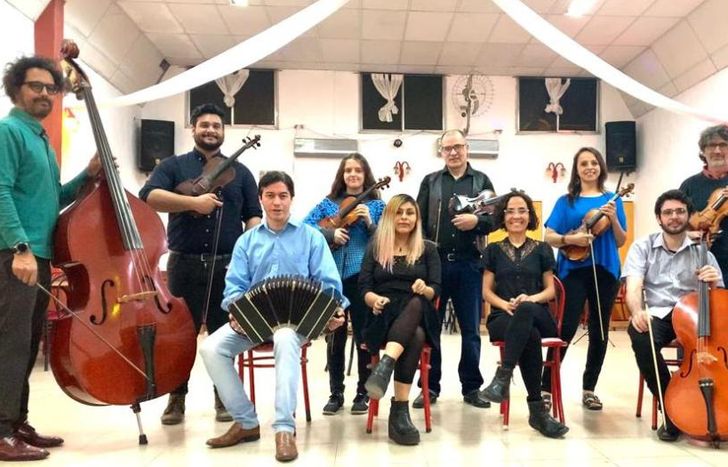 Los integrantes de la orquestas ya están listos para salir a escena.