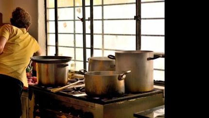 Cocinan durante todo el año para llevar viandas a quienes lo necesitan.