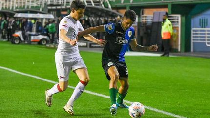 Quinteros domina el balón ante la marca de Zuqui.