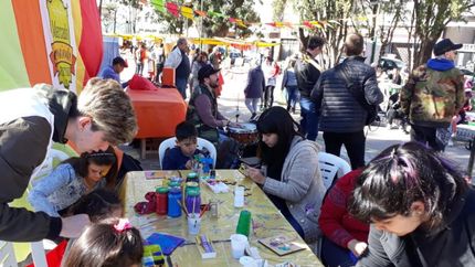 Los chicos confeccionando los juguetes que serán donados.