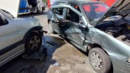 El impacto entre los vehículos dejó a una de las acompañantes atrapada.