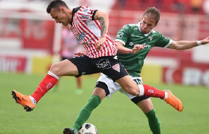 Lucas Chacana, que entró en el complemento, sortea la marca de Gastón Ada.