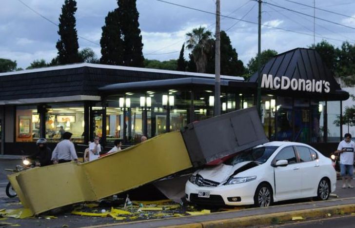 El cartel de MacDonalds de Banfield cayó sobre un vehículo.