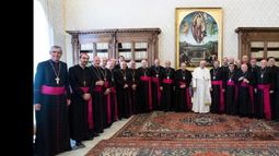 El Sumo Pontifice saludó a los prelados que le contaron realidad de sus diócesis.