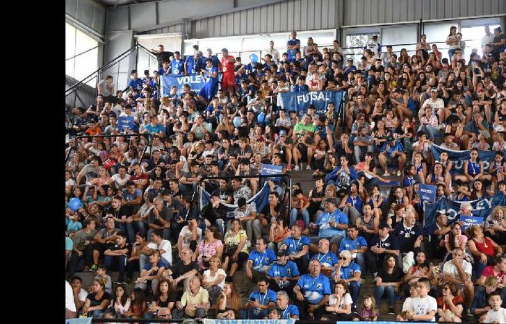 MILES DE VECINOS, DEPORTISTAS, CHICOS DE CLUBES E INSTITUCIONES FUERON PARTE DE LA FIESTA.