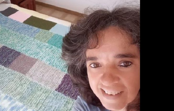 inspirada por su mamá que no puede ver en cuarentena confeccionó la manta para donar.